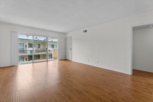 Foto del edificio - 7749-7755 Saint Bernard St