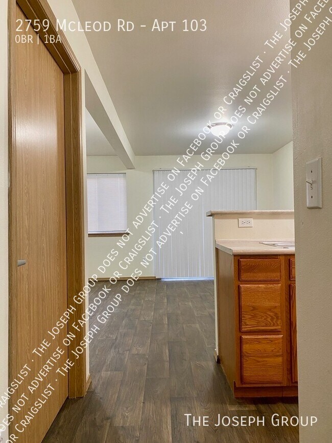 Foto del edificio - 2759 McLeod Rd