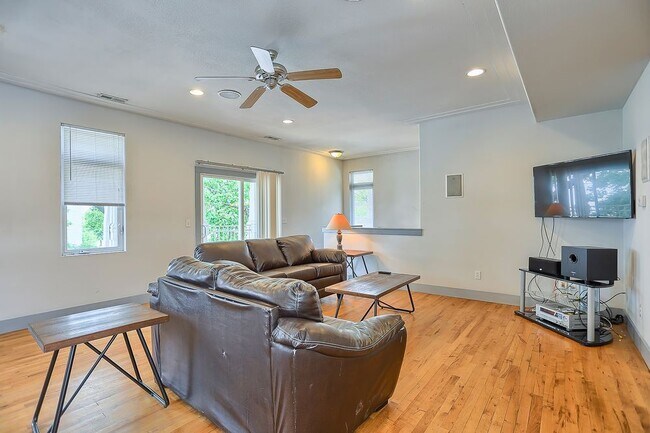 Foto del edificio - 33 E John St