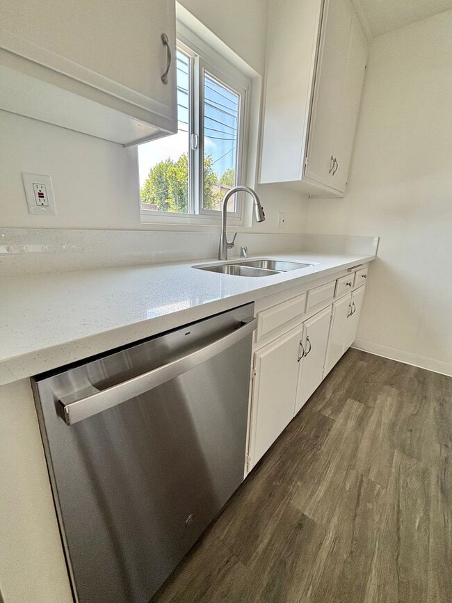 Building Photo - Quiet Back Unit with Garage and Washer/Dryer