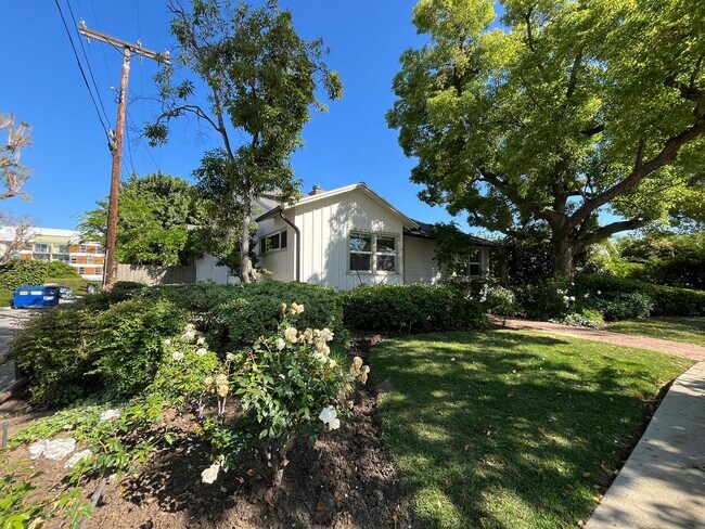 Foto del edificio - Sherman Oaks 3+2 w/bonus room + upgrades on cul-de-sac lot!