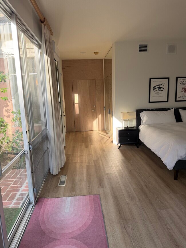 Foto del edificio - 910 Benedict Canyon Dr