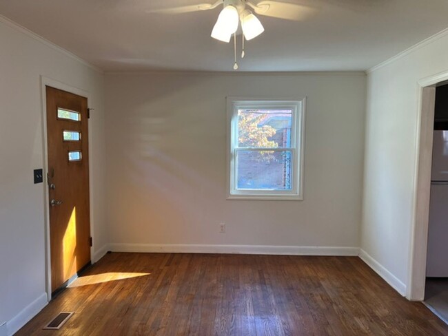 Building Photo - Home with 2 bedrooms, 1.5 Baths