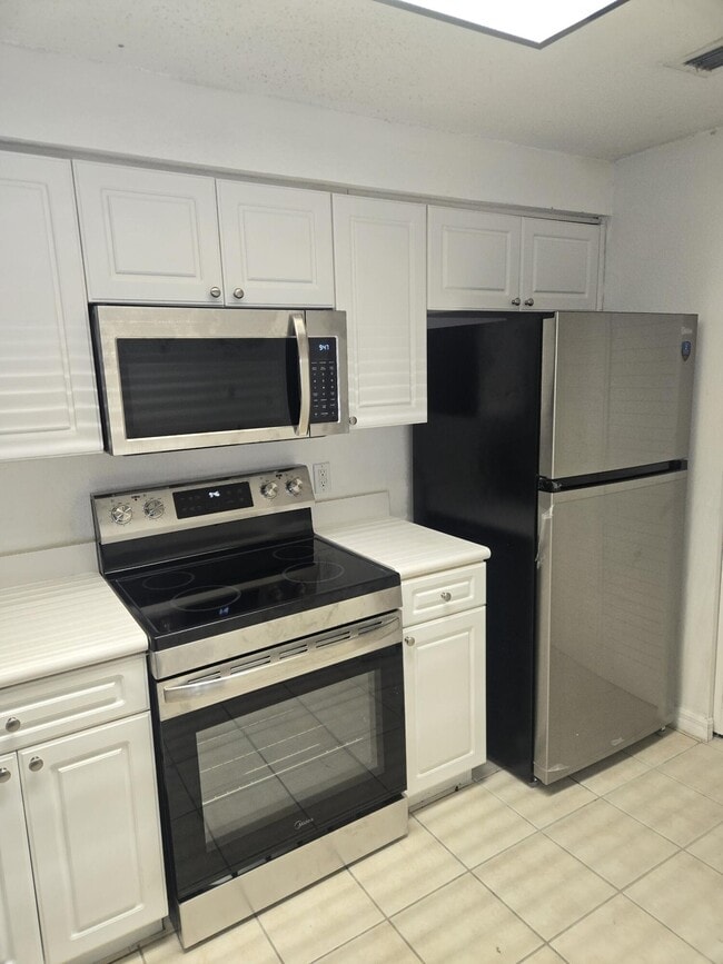 Building Photo - 3018 Alcazar Pl