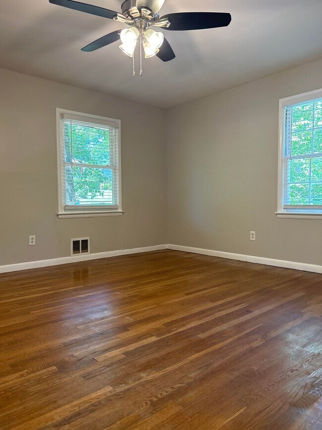Foto del edificio - 4 Bed 2 Bath in Decatur!