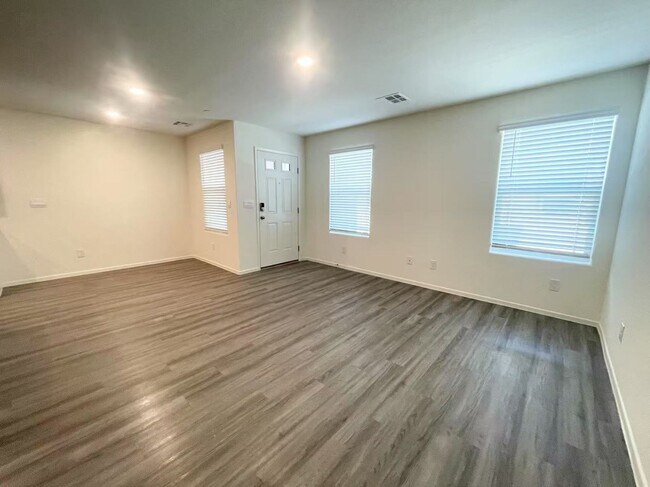 Building Photo - Modern 3-Bedroom Townhome in Prime West He...