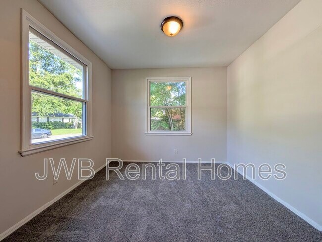 Foto del edificio - 1045 Fairwood Ln S