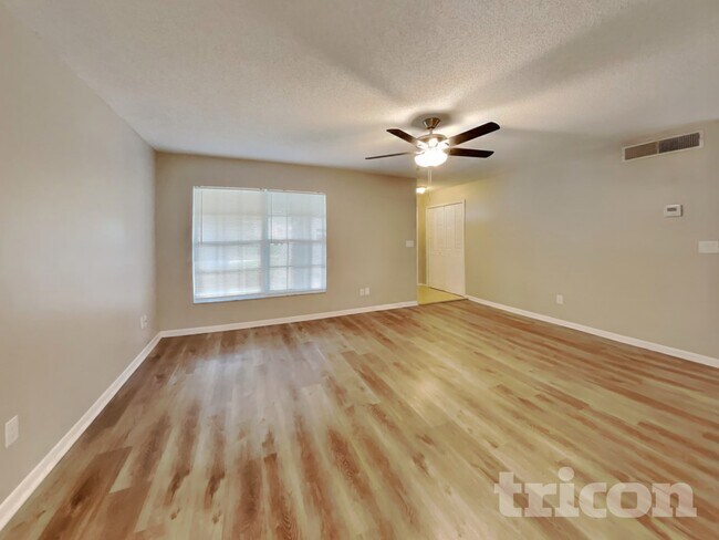 Building Photo - 1002 Saxon Ct