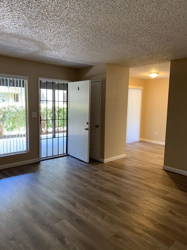 Building Photo - Parkwood Ct 4401