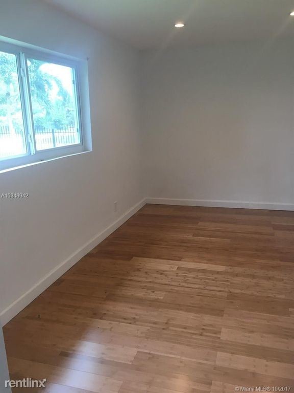 Foto del edificio - 14621 NW 3rd Ave