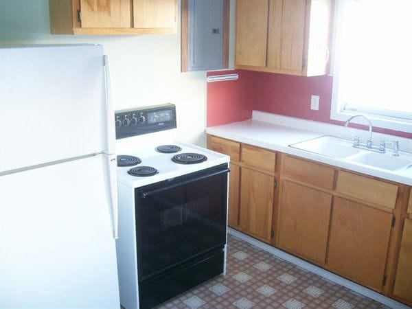 Building Photo - 806 1/2 3rd Ave NE