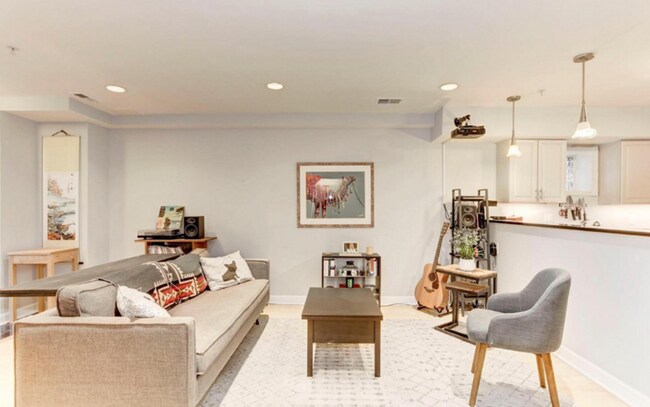 Foto del edificio - 1 + Den + Parking included! Modern Hidden ...