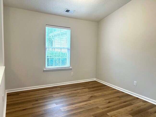 Building Photo - Excellent 3BD/2BA Ranch Home in quiet subd...