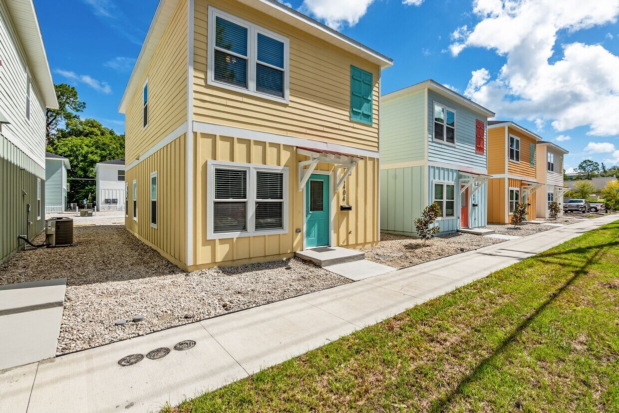 UNDER CONSTUCTION ! 3 BED/ 3 BATH NEAR UF!... Alquileres en