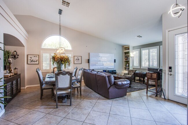 Foto del edificio - Beautiful 4 bed 2 bath home located in Cen...