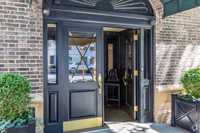 Entrada - Walton Hall Apartments