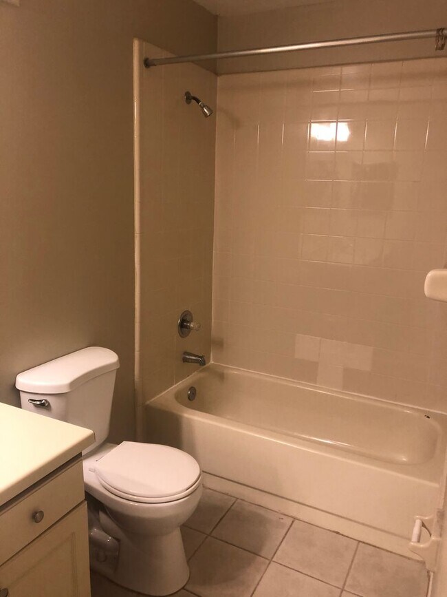 Foto del edificio - Spacious open floor plan 2/2 located in hi...