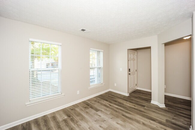 Building Photo - 9525 Lakeview Rd