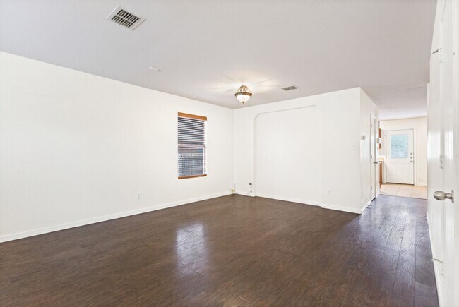 Foto del edificio - 4 bedroom/2.5 Bath Retama Springs Subdivision