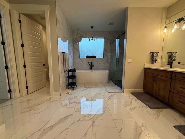 Building Photo - Now renting 4 bedroom Luxury House, stillporoperties.com