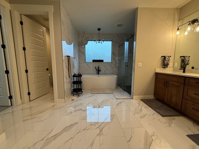 Foto del edificio - Now renting 4 bedroom Luxury House, stillporoperties.com