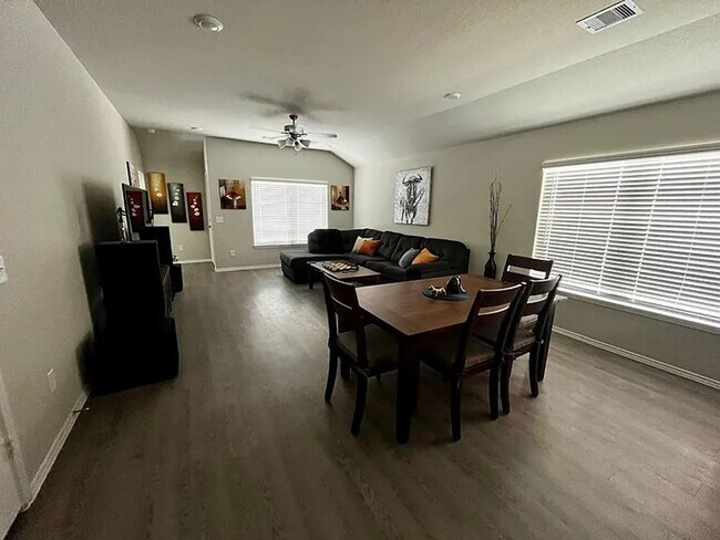 Foto del edificio - Gorgeous 3 Bedroom/ 2 Bath Ranch Home / Immaculate / Upgrades Galore / Attention To Detail