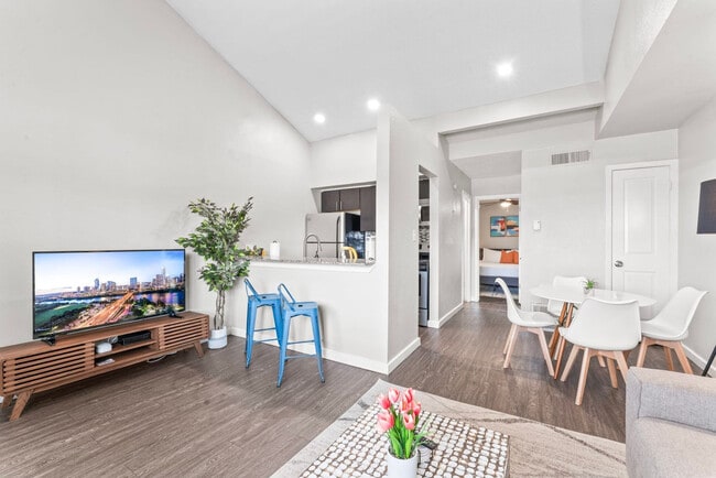 Foto del edificio - 2101 Elmont Dr