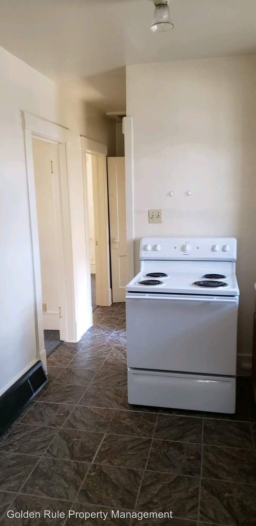 Building Photo - 1 br, 1 bath Apartment - 213 E 1st