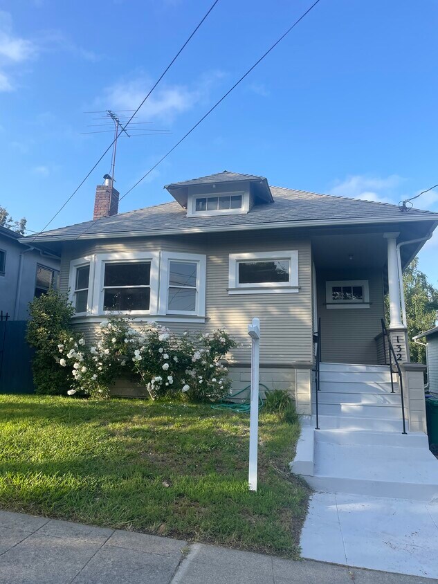 Primary Photo - 132 Sunnyside Ave
