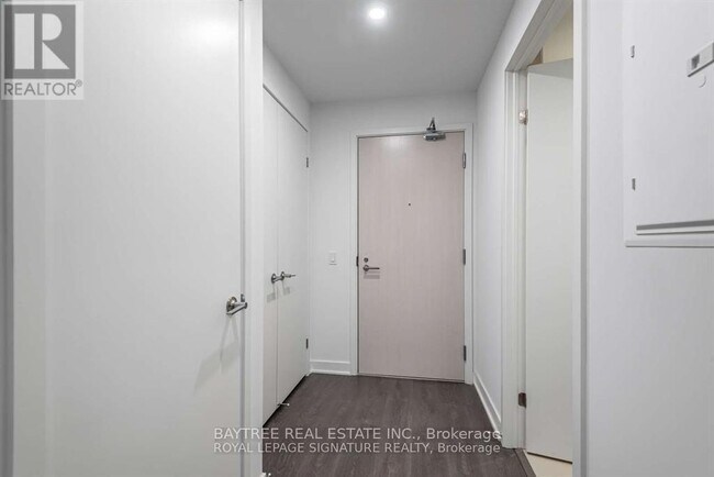 Photo du bâtiment - 115 Blue Jays Way