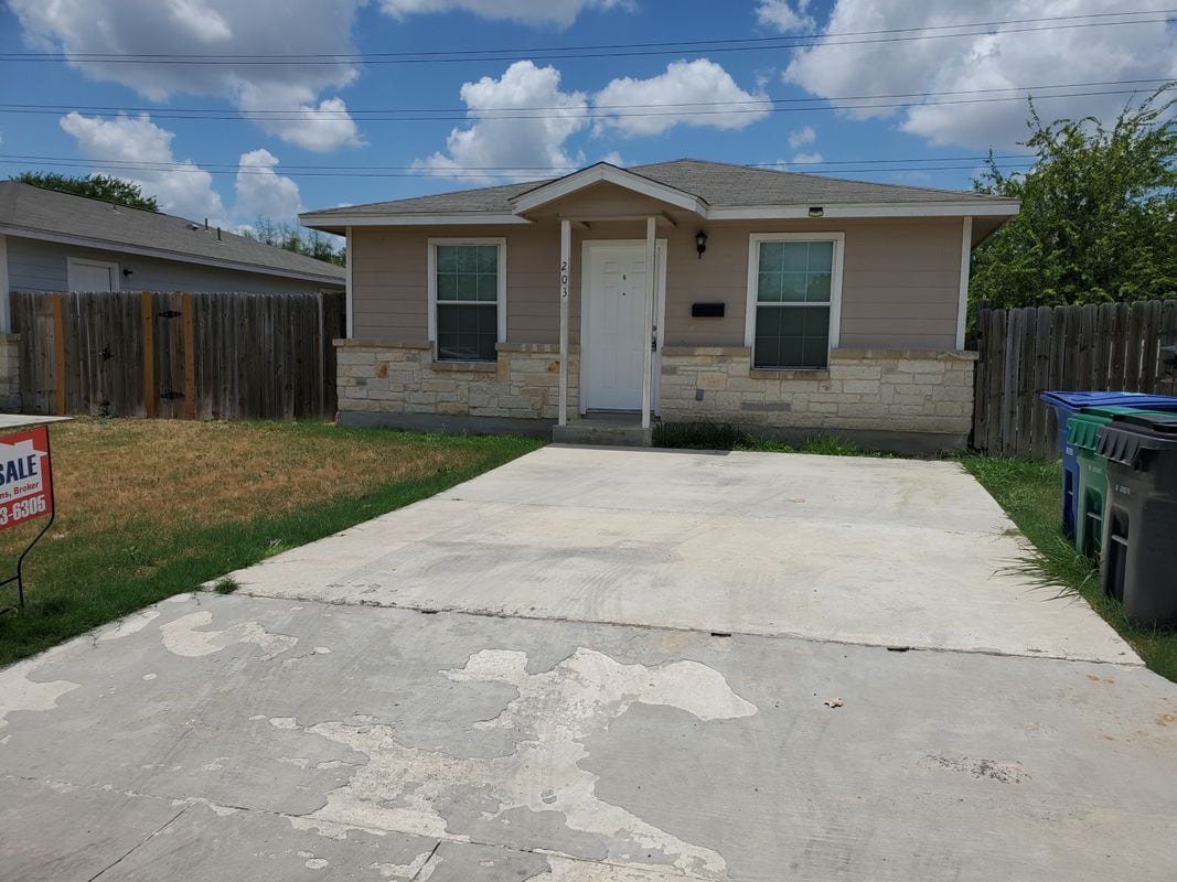 Primary Photo - 203 Carranza St