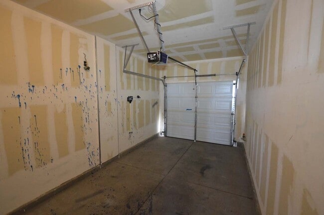 Building Photo - Spacious 3-Bedroom Henderson Home with Dual Garages!