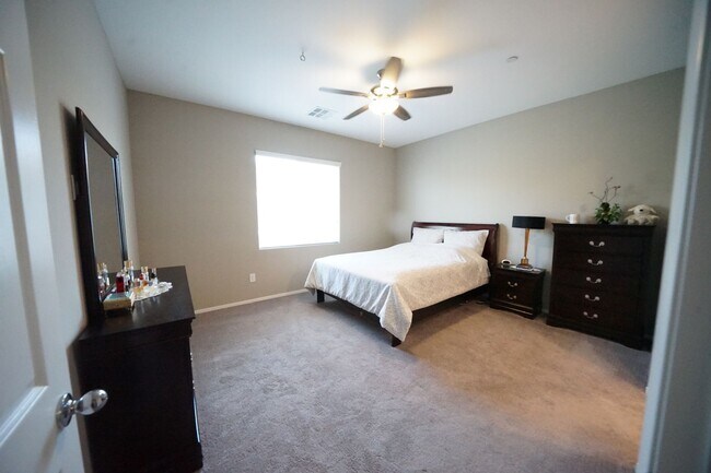 Building Photo - SHOWINGS AVAILABLE NOW