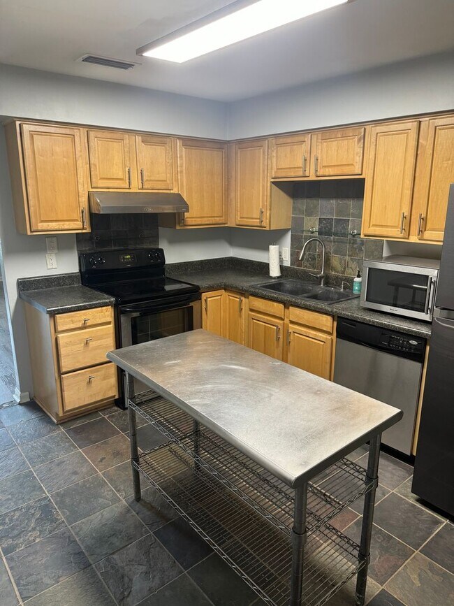 Building Photo - Beautifully Updated Two Bed, Two Bath Pair...