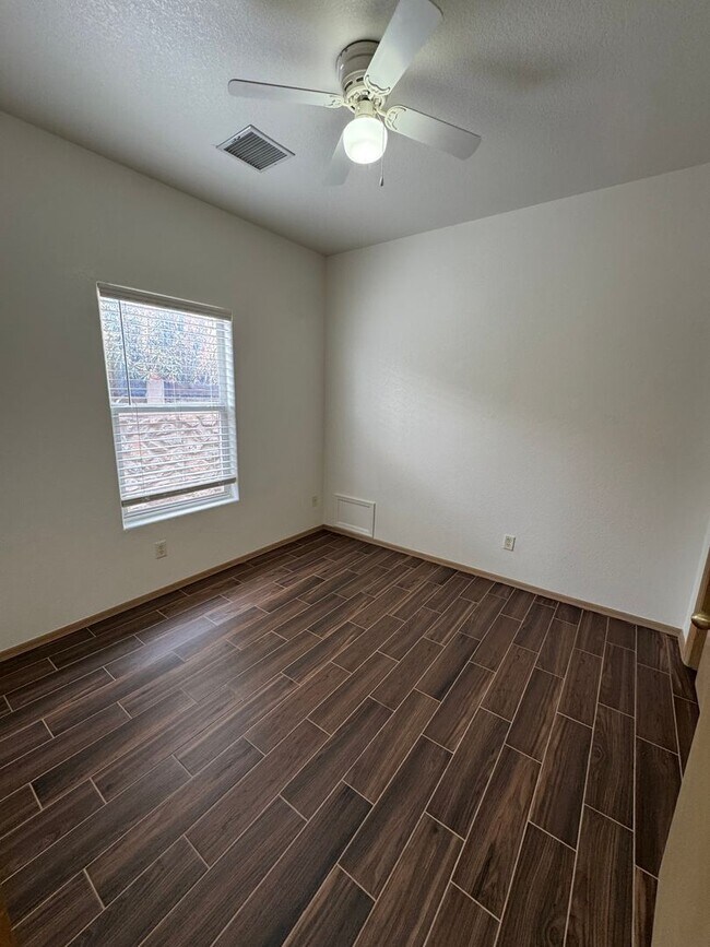 Foto del edificio - Nice townhome located off Foothills and Telshor.