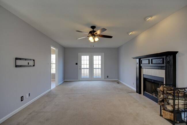 Building Photo - Wonderful Home  With Fireplace and Separat...