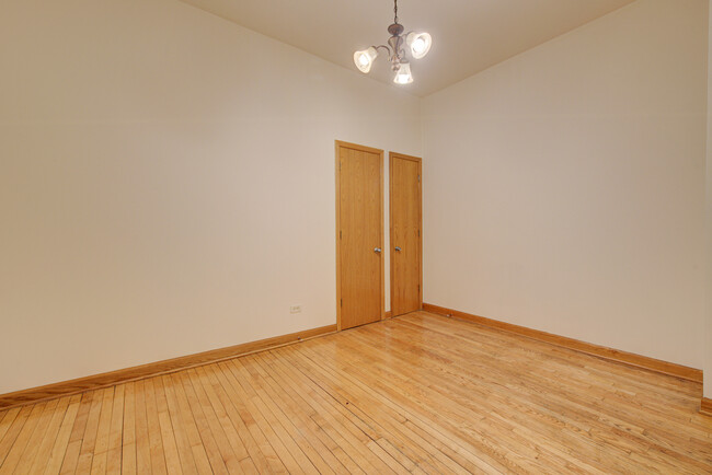 Building Photo - 4518 N Sheridan Rd