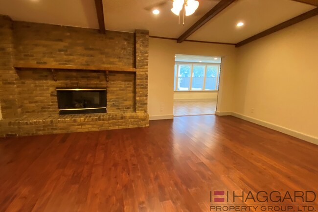Building Photo - Large Updated Plano 4/2+/2 single family h...