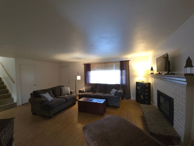 Building Photo - Fully Furnished Home