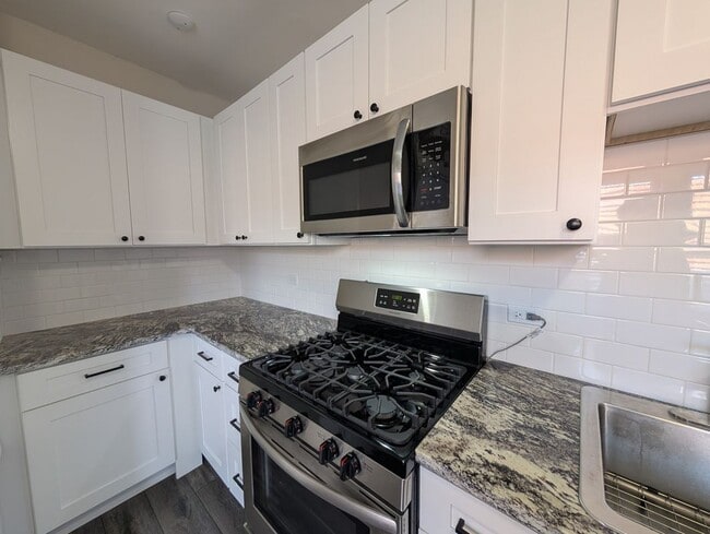 Building Photo - 5818 W Berteau Ave