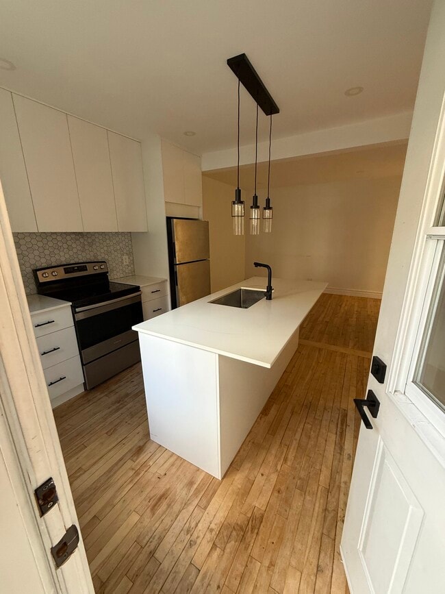 Building Photo - 689 Rue Woodland