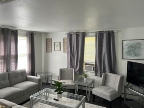 Building Photo - 809 Trumbull Dr