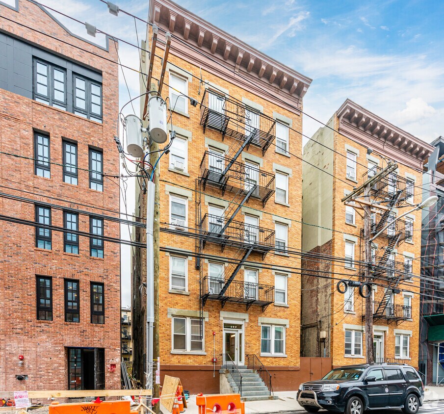 Primary Photo - 717-719 Clinton St