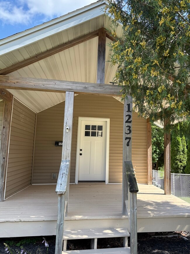 Front porch - 1237 Center St
