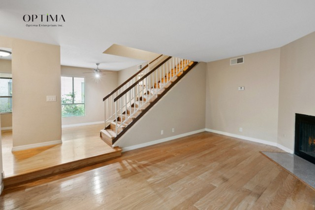 Foto del edificio - Spacious 3-Bedroom Condo with Private Gara...