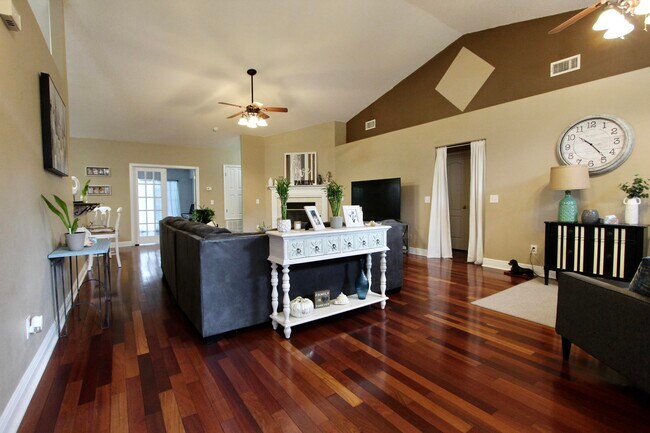Building Photo - 624 Territory Ln