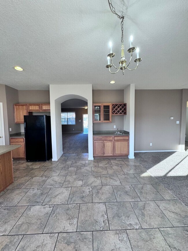 Foto del edificio - 3 bedroom 2.5 bathroom New Paint and Carpet