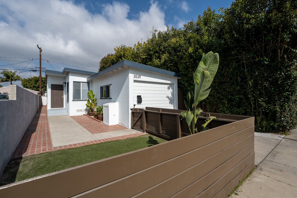 Foto principal - 3539 Caspian Ave