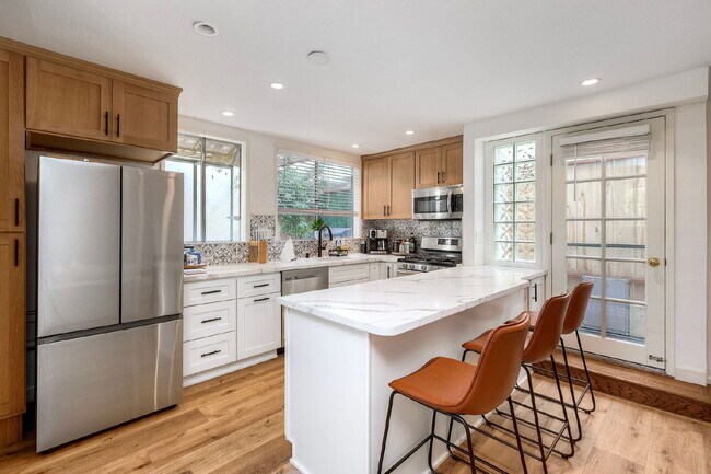 Foto del edificio - San Diego Coastal Dream Crown Point Jewel 3 or 6 Month lease only Partially Furnished Ready for M...