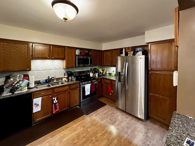 Building Photo - 901 Little Falls Ct